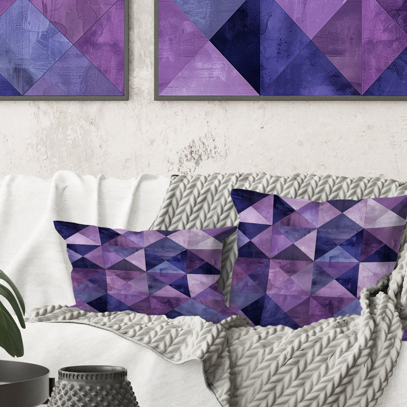 Coussin Mid-Century mauve à motif triangle I, H 18 po x l 18 po