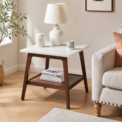 Table d'appoint moderne du milieu du siècle en bois d'hévéa massif avec tablette de rangement inférieure
