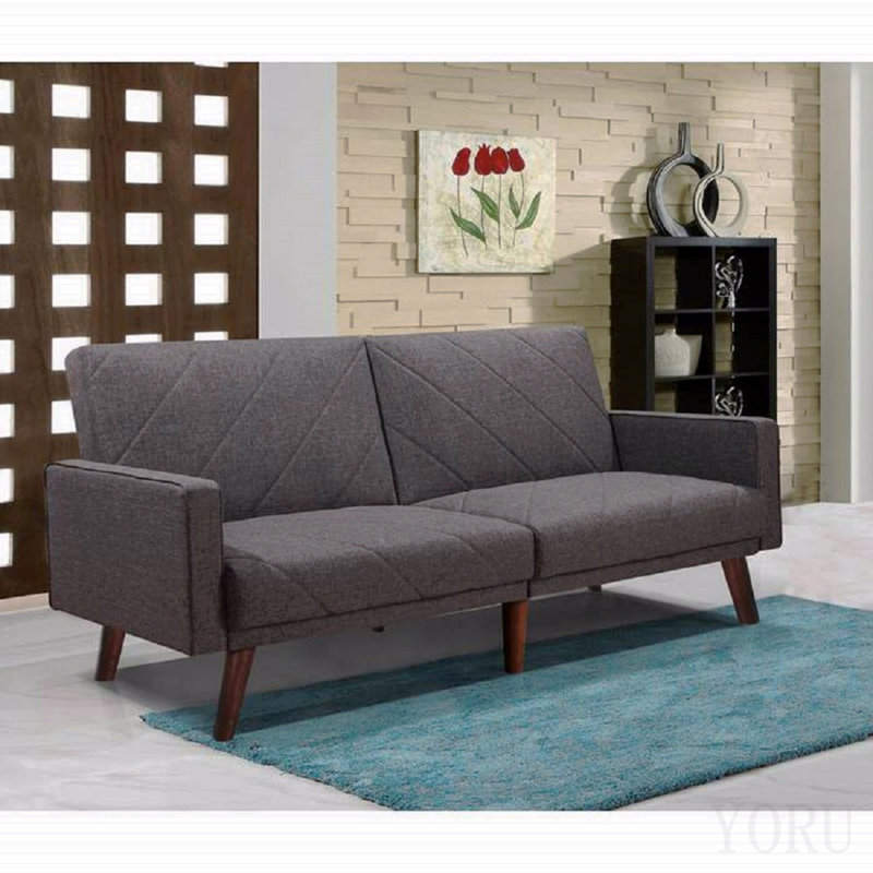 Canapé-lit futon convertible avec accoudoirs, en tissu gris à dos fendu et coutures apparentes, style moderne du milieu du siècle.