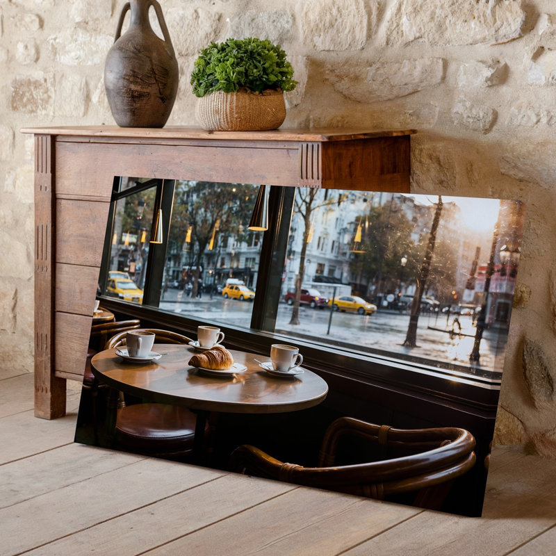 Toile, "A Cosy Caf Scene", capturée à partir d'un angle faible, avec art mural Une table ronde en bois ornée de trois tasses à café blanches, art mural
