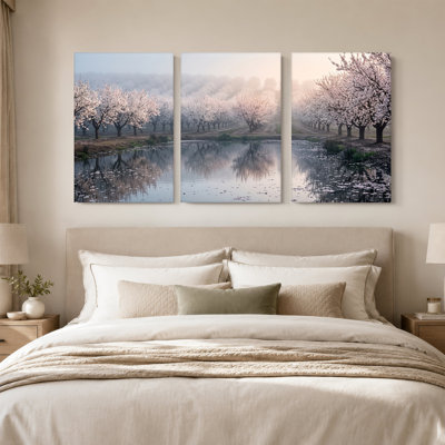 "Cherry Blossom Trees in Misty Orchard", ensemble de 3 toiles murales