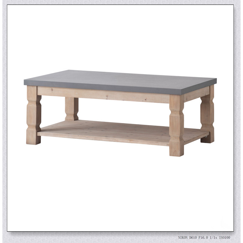 Table basse au charme rustique et à l'élégance moderne avec une surface spacieuse et une fabrication robuste pour tout salon