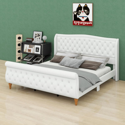 Base de lit plateforme avec tête de lit à oreilles capitonnée et pied de lit-bateau pour une chambre principale intemporelle