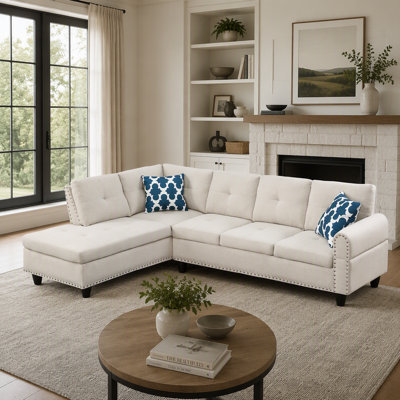 Canapé d'angle beige 2 pièces avec porte-gobelets et pouf de rangement, idéal pour des moments de détente et de divertissement.