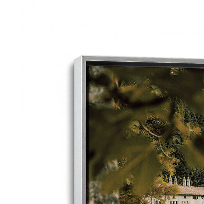 Impression sur toile tendue Lakeside Mansion, Cadre en chrome poli, H 20,75 po x l 30,75 po x P 1,75 po