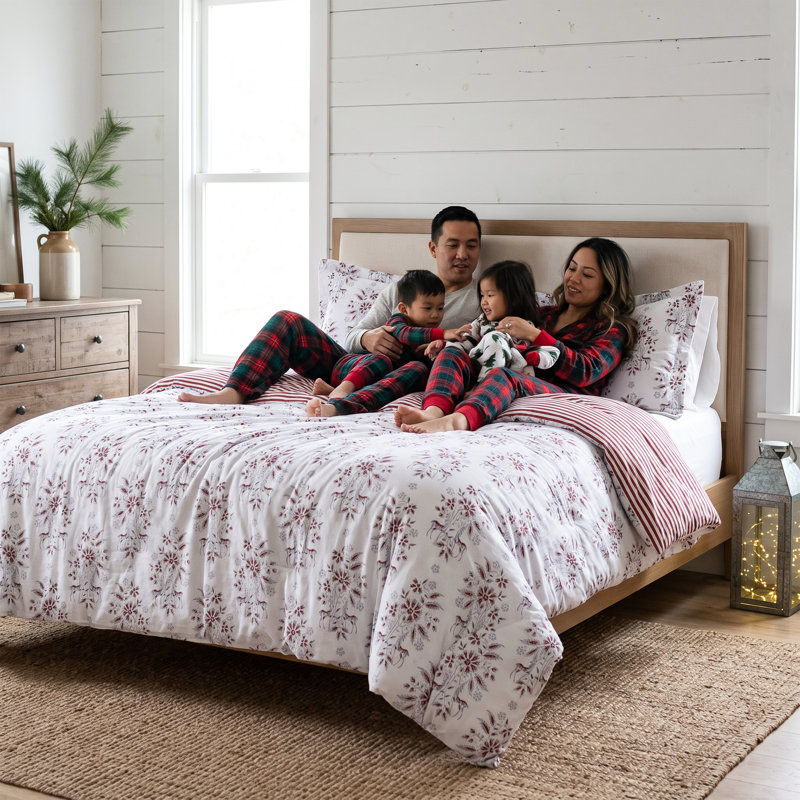 Ensemble de couette réversible de Noël Merry Manor de Southshore Fine Linens, en microfibre doublement brossée avec rembourrage en fibres synthétiques, comprenant une couette et une taie d'oreiller, pour les fêtes. Tailles : 1 place et 1 place XL.