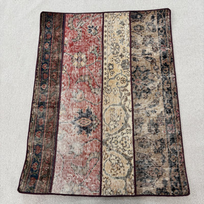 Tapis en laine beige 27,6 x 36,6 po, motif floral classique