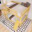 Lit superposé simple au-dessus d'un lit simple avec rampe d'escalade et échelle en bois-629826235