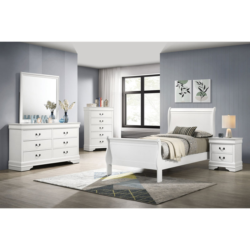 Lit simple à panneau blanc conçu pour la stabilité sur différents types de planchers blancs avec une tête de lit haute et une chambre à coucher de style traditionnel