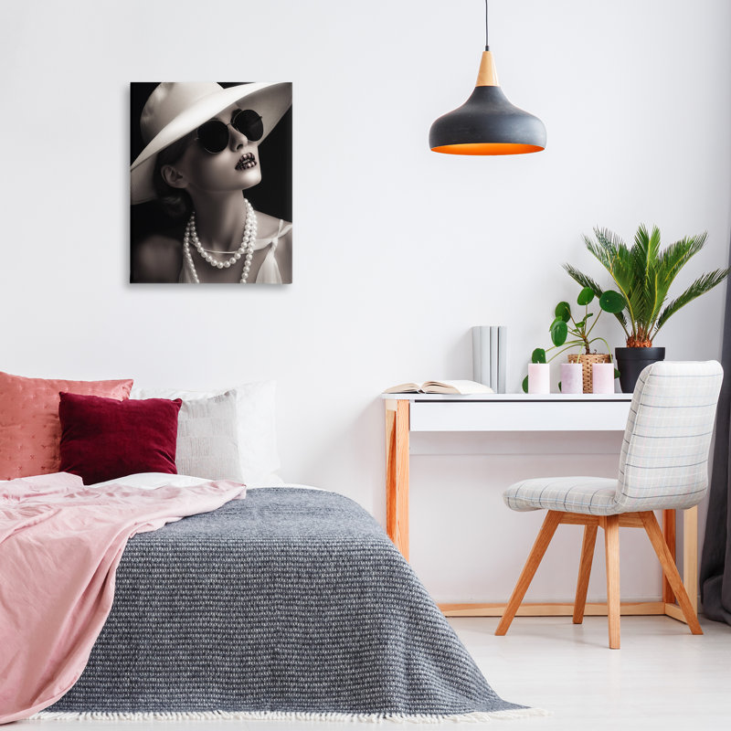 Art mural sur toile Trendy Girl with Striped Lips par Ziwei Li, H 30 po x l 24 po
