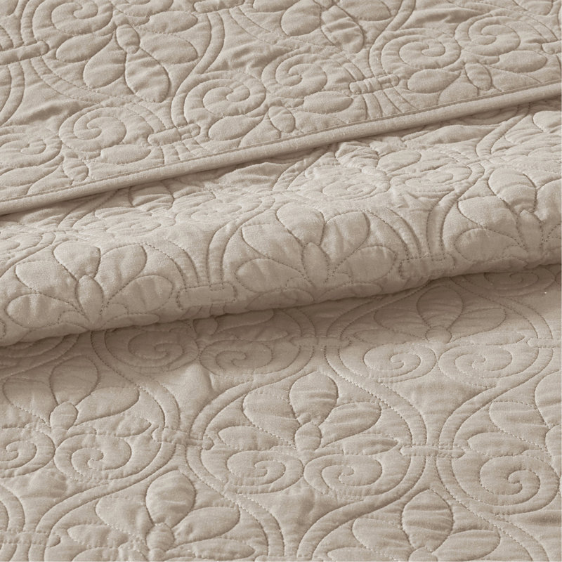 Couvre-lit kaki Queen réversible - Crée une ambiance paisible et accueillante dans la chambre. Garnissage en coton prélavé pour des nuits reposantes. Comprend deux taies d'oreiller pour un sommeil serein et paisible.