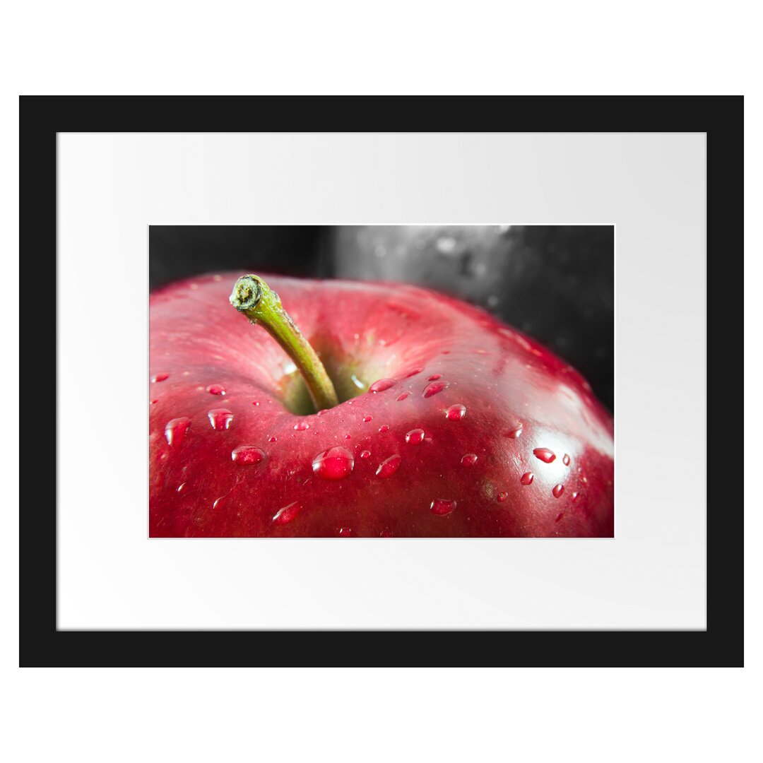 Gerahmtes Poster Roter Apfel mit Wassertropfen