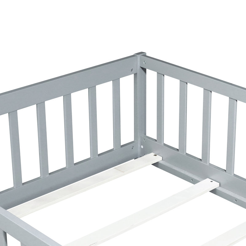 Lit simple au sol gris avec clôture, conception multifonctionnelle pour dormir et apprendre à marcher, installation facile et sommeil explorateur idéal, support de plateforme à 7 lattes