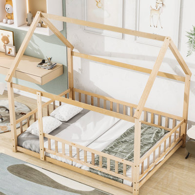 Lit double en bois pleine grandeur avec cadre de toit de maison enchanteur et garde-corps de clôture robustes, idéal pour un sommeil de rêve et des moments imaginatifs