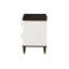 Table de chevet carrée moderne et glamour de 26 pouces, à deux tiroirs cannelés et à contraste blanc-brun, avec port USB