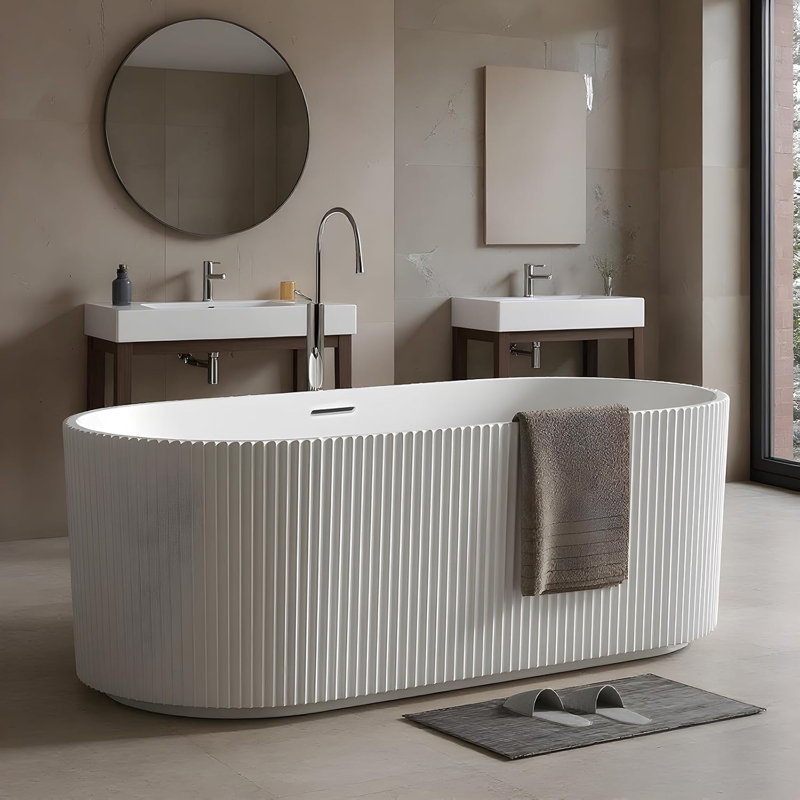 Baignoire de trempage autoportante, baignoire plissée en acrylique contemporaine, baignoire autoportante blanche avec trop-plein et drain chromés, installation facile pour la rénovation de salle de bain moderne