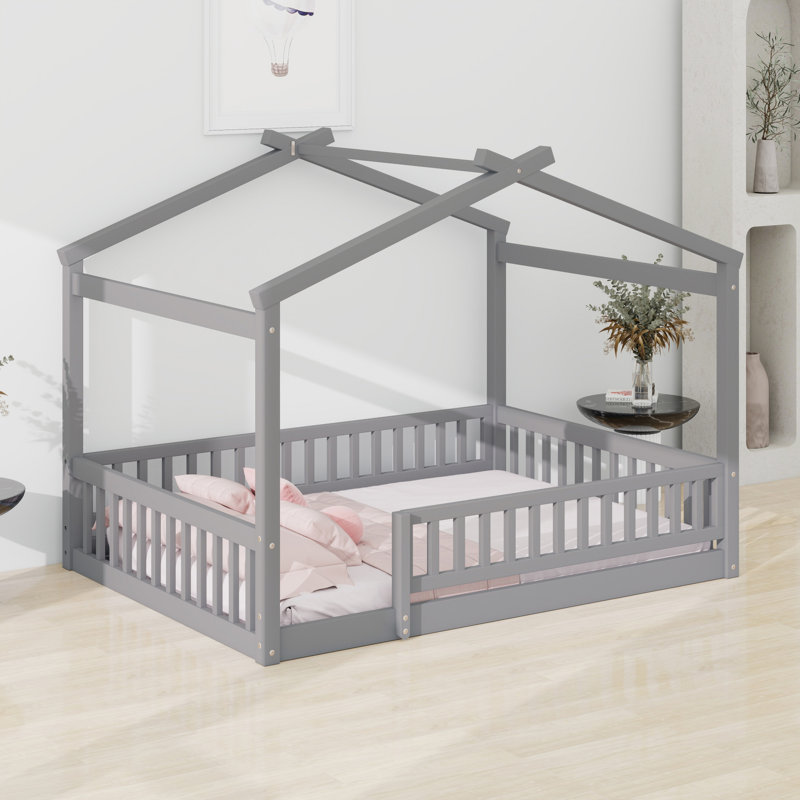 Structure de lit en bois avec clôture, gris