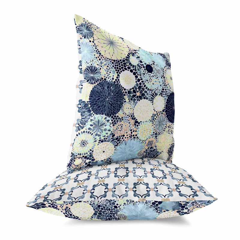 Coussin décoratif réversible intérieur / extérieur Crystal Drift, H 16 po x l 16 po, Bleu / crème floral / géométrique