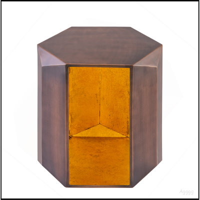 ET-529 Table d'appoint de style moderne, conçue avec de multiples panneaux angulaires et fabriquée en tôle d'aluminium finition cuivre antique avec intérieur doré.
