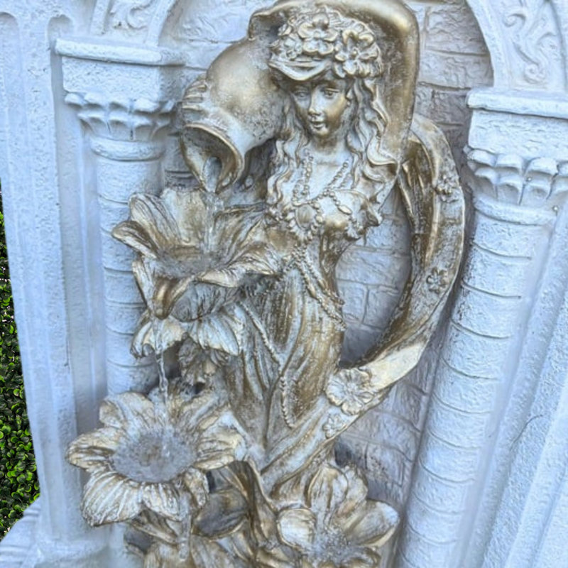  Fontaine murale 30,3 "à énergie solaire avec statue de demoiselle d'or, conception de cascade de pierre antique pour jardin, décoration de jardin et bain d'oiseaux, polyrésine