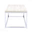 Table basse en chêne clair avec base ouverte et détails chromés
