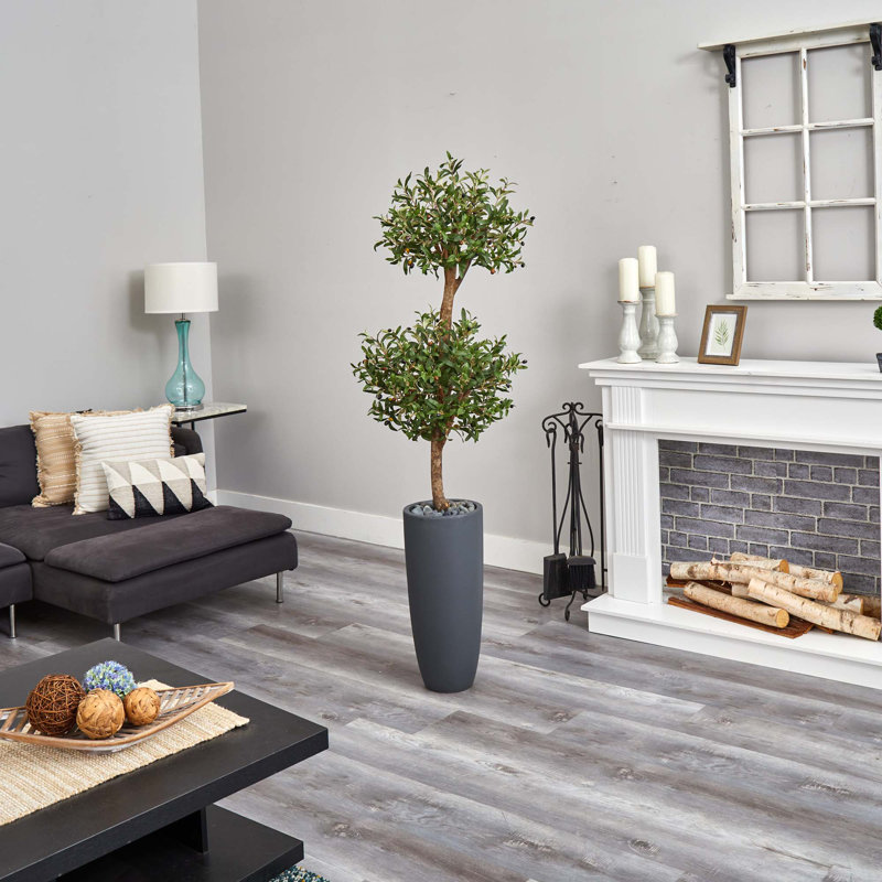 Arbre de buis à double plancher artificiel dans un pot de fleurs