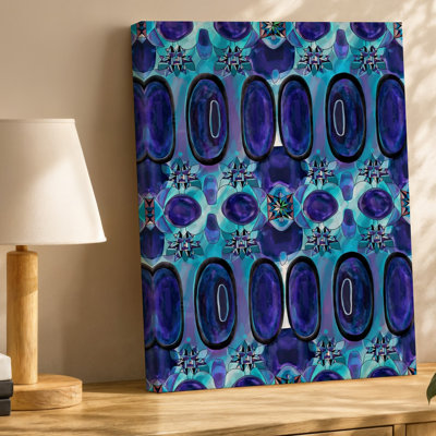 La toile crée un motif géométrique sans soudure avec une grille de formes d'art murales alternantes, y compris des ovales allongés et une toile murale en forme d'étoile