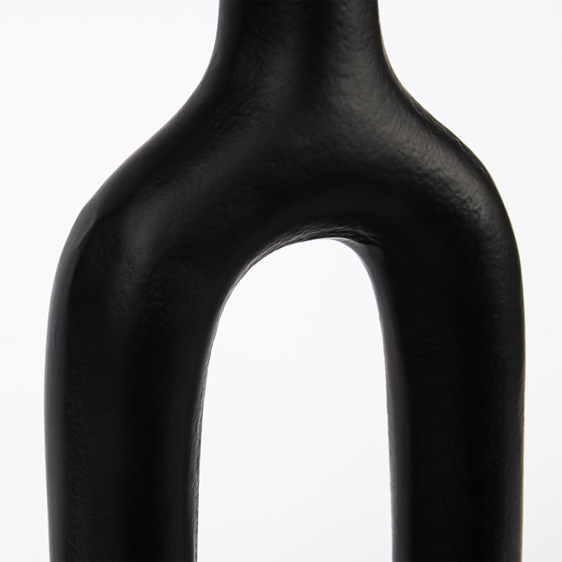 Lampe de table abstraite en forme de O en métal noir mat