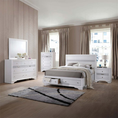 Contemporary Finish Wooden Nightstand with Spacious Storage and Felt-Lined Jewelry Drawer, Ideal for Modern Bedrooms