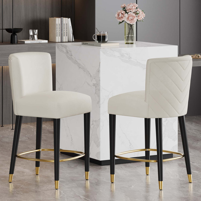 Le tabouret de 27 pouces au design moderne avec un repose-pieds circulaire lisse en tissu crée un look sophistiqué et luxueux