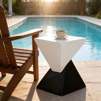 Table d'appoint intérieure / extérieure avec conception géométrique bicolore, fabrication MGO résistante aux intempéries, forme pyramidale inversée compacte pour des espaces de vie polyvalents.