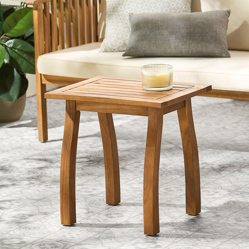Table d'appoint d'extérieur SELMA avec un design à lattes élégant, parfait pour le patio et la piscine, rehaussant l'esthétique et la fonctionnalité de la cour arrière.