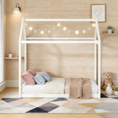 Lit simple en bois