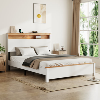 Grand lit avec station de charge intégrée et tête de rangement, cadre rustique tout en bois pour une commodité et un style modernes.