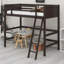 Lit mezzanine en bois avec échelle-641286625