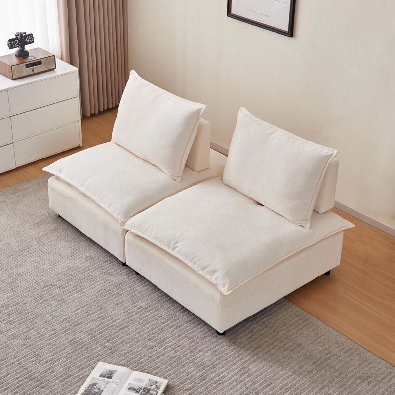 Chaise d'appoint moderne sans accoudoirs avec repose-pieds, compacte et compacte - une solution de siège peu encombrante pour divers espaces intérieurs