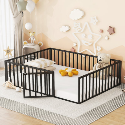 Structure de lit polyvalente en métal avec clôture et porte ouverte, idéale pour les jeux d'enfants, la lecture et la création d'espaces créatifs.