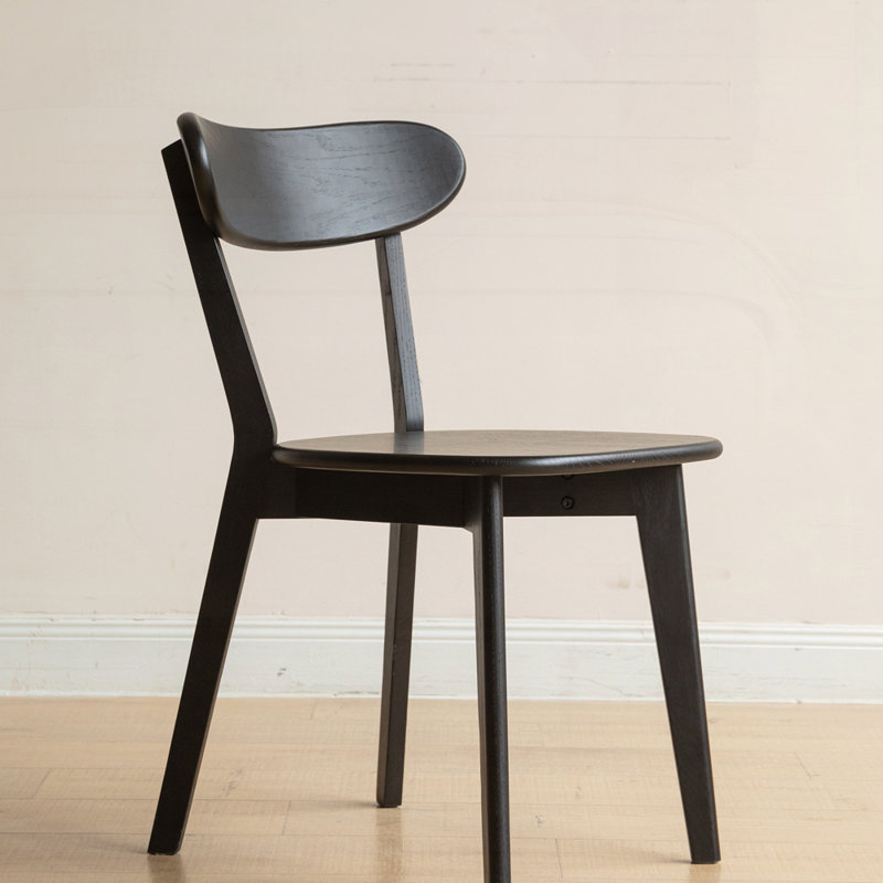 Chaise de salle à manger en bois massif durable pour des sièges confortables dans la salle à manger et le salon.