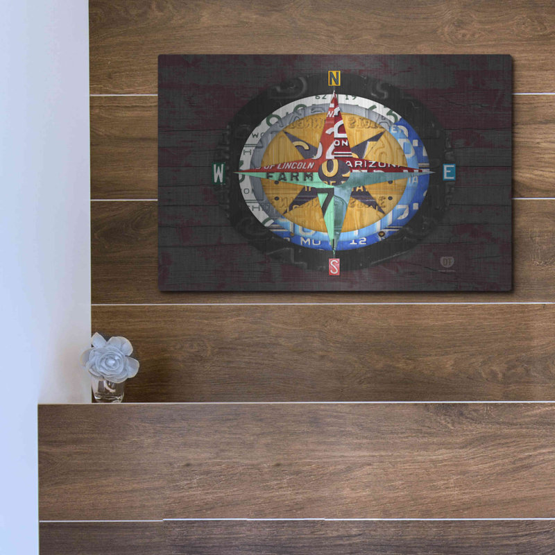 Métal de luxe «Compass» par Design Turnpike, métal «Compass» par Design Turnpike, H 12 po x l 16 po