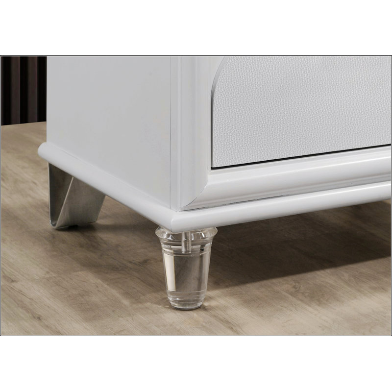 Table de chevet contemporaine blanc perle avec poignées en acrylique, panneaux en relief et 2 tiroirs pour un rangement élégant
