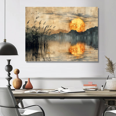 Coucher de soleil japonais doré sur un lac en été I - salon d'art mural au Japon