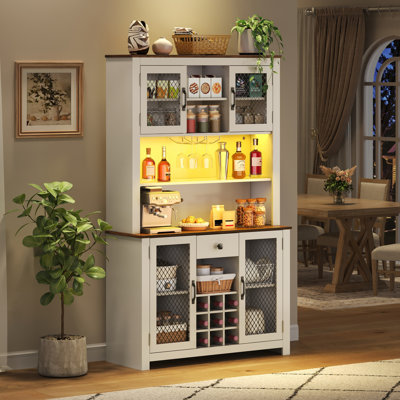 Garde-manger avec porte-verres en métal, porte-bouteilles de vin, tablettes ouvertes, station de charge intégrée et bande lumineuse à DEL