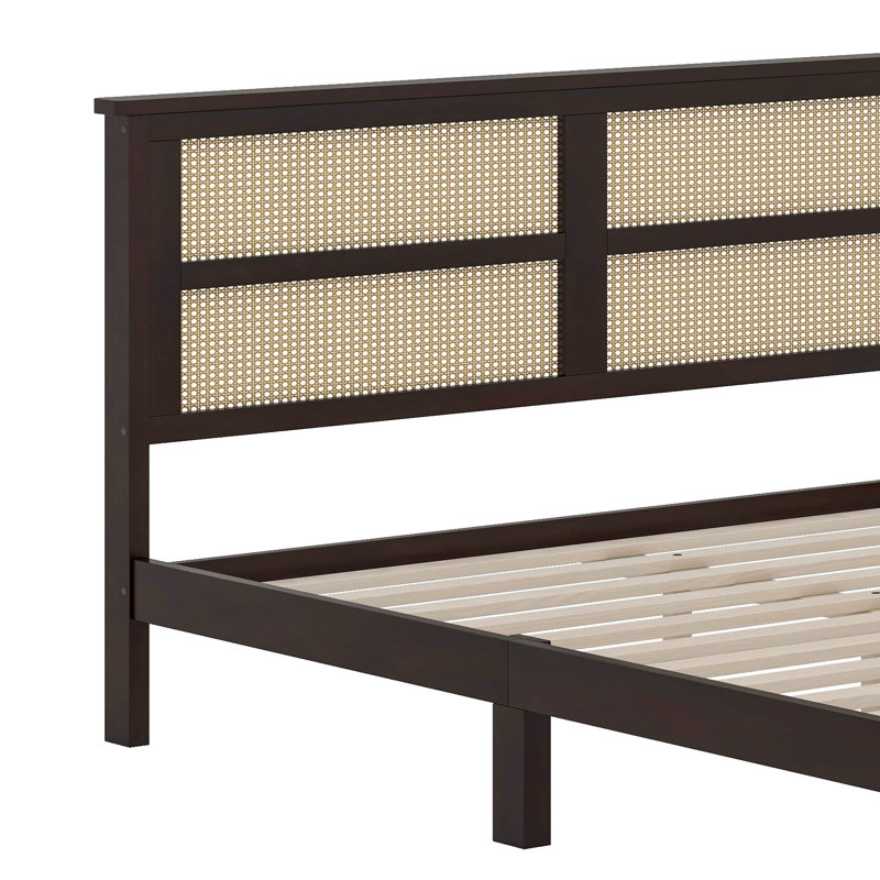 Grand lit en bois d'hévéa massif avec tête de lit en rotin, rehaussé de pieds de soutien, Espresso