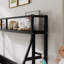 Lit simple au sol avec bureau et tablettes de rangement-33574971