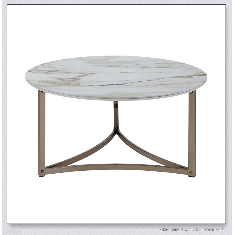 Table basse Aziz avec plateau en pierre frittée et finition champagne, durable et élégante pour les espaces de vie modernes