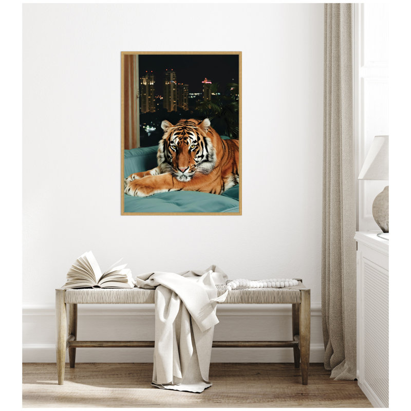 «Tiger in the City at Night 1» par Michael Schauer, reproduction d'art sur toile encadrée