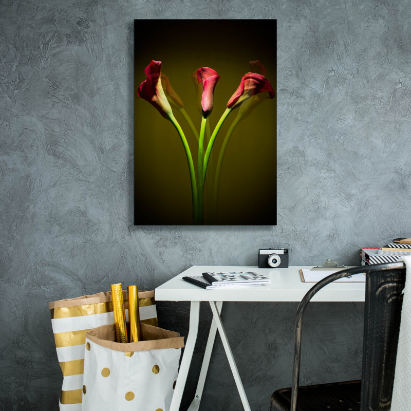 «Cala lys 1» par Mark Ashkenazi, art mural sur toile, H 26 po x l 18 po x P 0,75 po