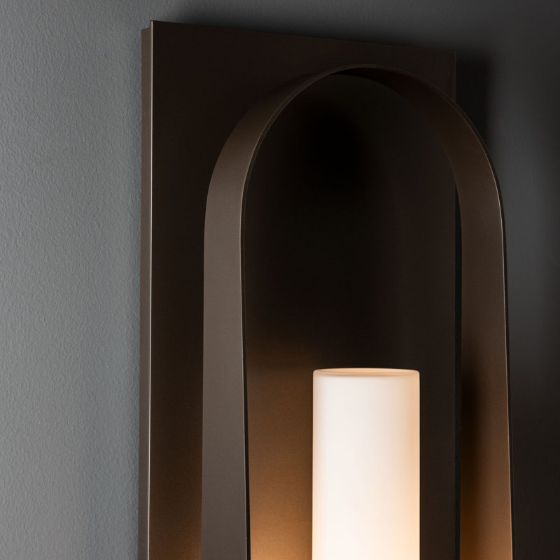 Applique murale en aluminium Triomphe, Fumée noire côtière, H 27,2 po x l 10,7 po x P 5,2 po, Opale