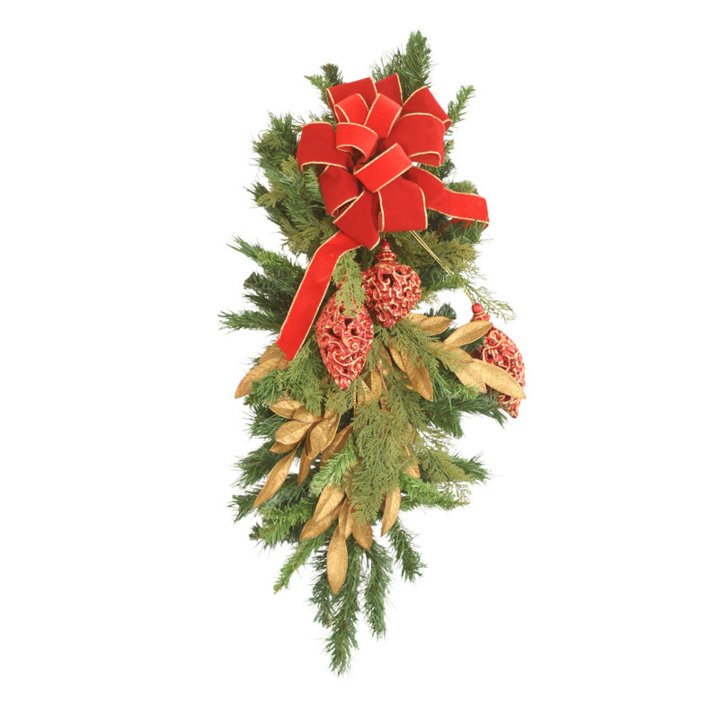 Ornement en cèdre avec feuilles dorées, ornements rouges, nœud rouge avec bordure dorée