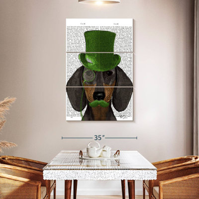 Teckel Brampt avec chapeau vert, brun clair